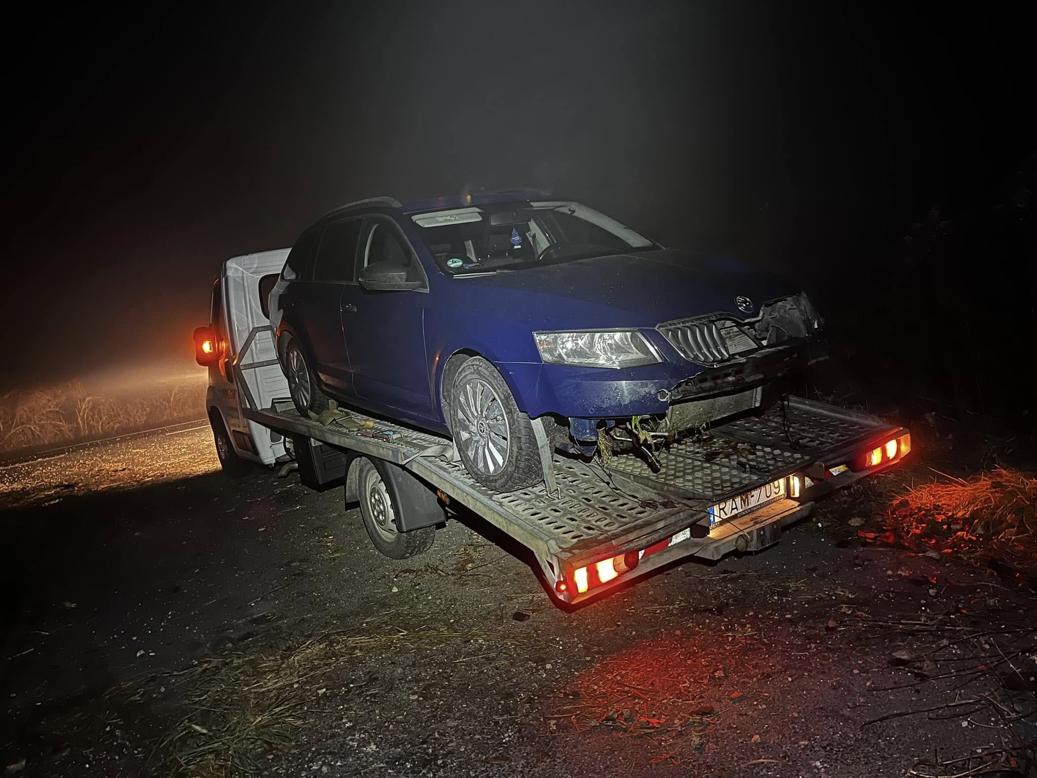 Sérült kék Skoda éjszakai szállítása