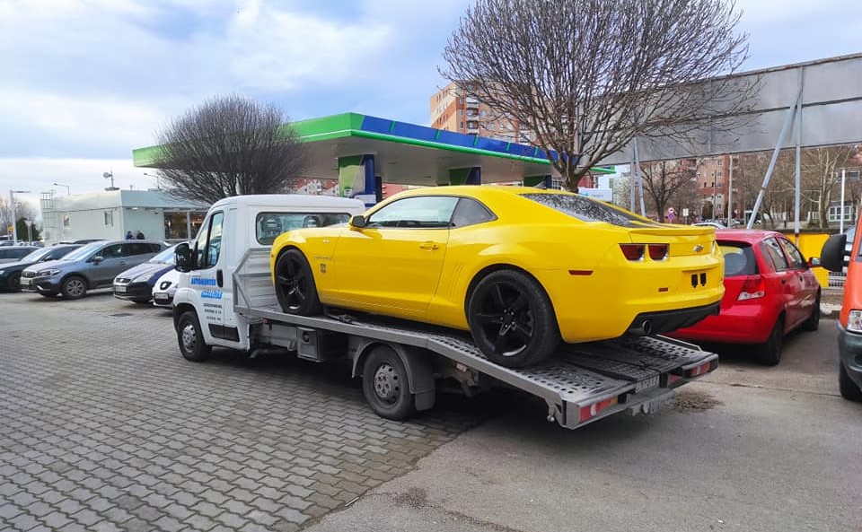 Sárga Chevrolet Camaro sportautó szállítása